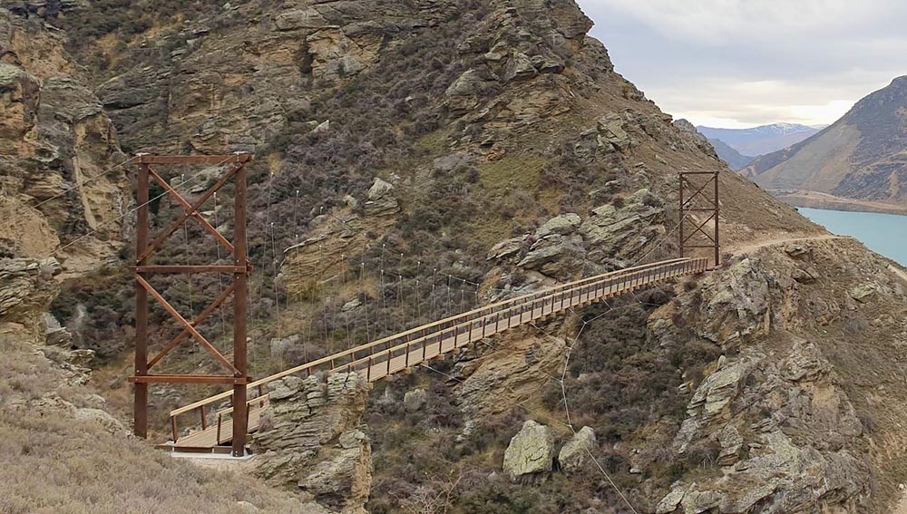 Bridge connecting two sliff faces for walkers and hikers.